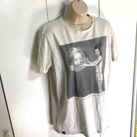 KATE MOSS WITH THE WORLD. PHOTO PATRIK ANDERSON Graphic Tshirt Womens Large - Picture 4 of 12